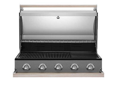 Billedet viser grillen med 
 5 brændere.