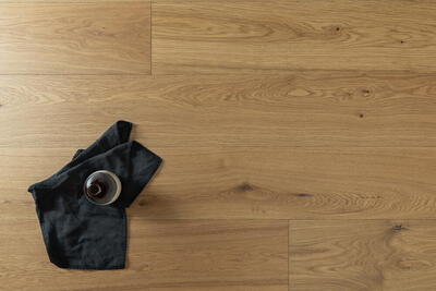 Bjelin hærdet eg, KVARNBY bred planke, naturel matlak 