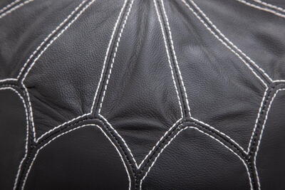 Melissa Puf, Sort læder